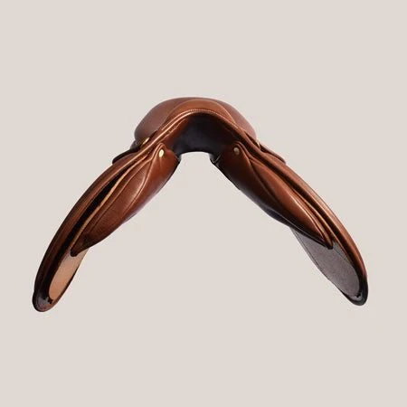 Artisan-Crafted Pure Leather Jumping Saddle – Classic Close Contact Comfort