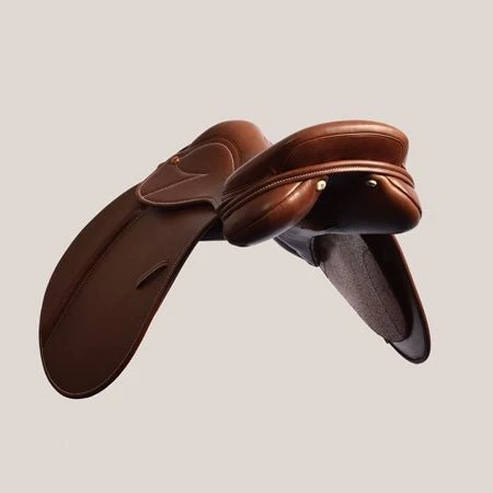 Artisan-Crafted Pure Leather Jumping Saddle – Classic Close Contact Comfort